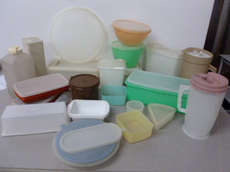 lot 14 image: Tupperware