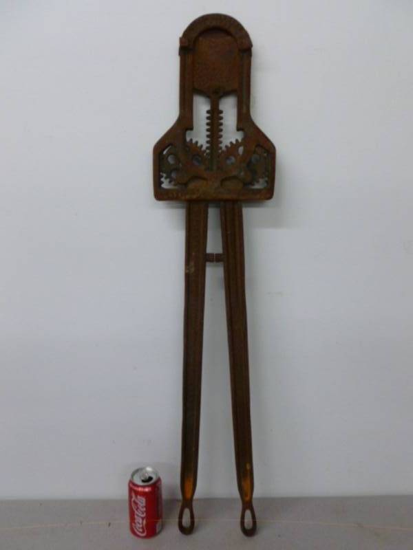 lot 26 image: Antique Dehorner