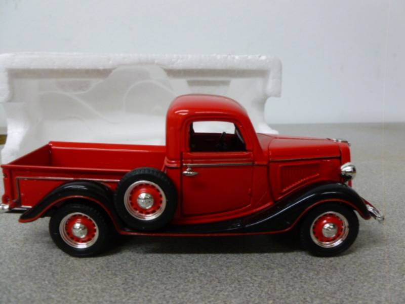 lot 29 image: Die Cast Metal Truck