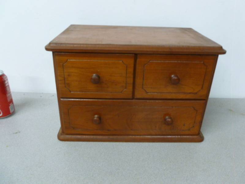 lot 58 image: Vintage Jewelry Box