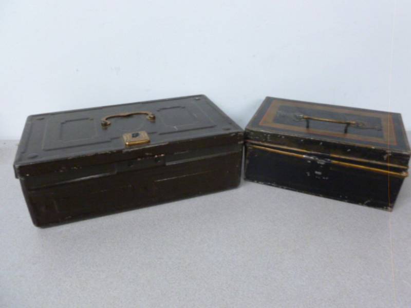 lot 65 image: Vintage Metal Container