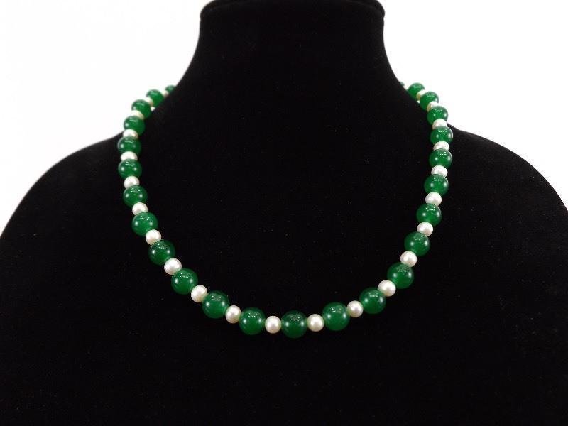 lot 23 image: Jade and Cultured Pearl Necklace