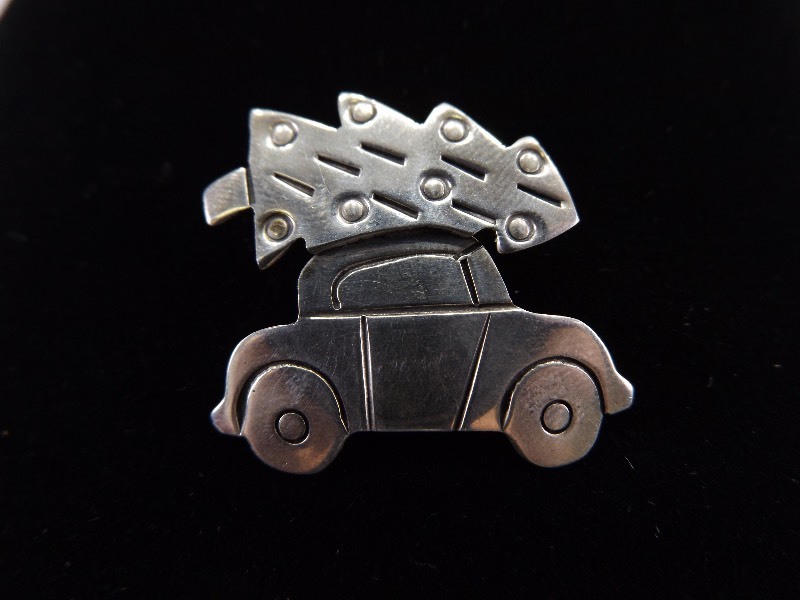 lot 29 image: .925 Sterling Silver Christmas Brooch