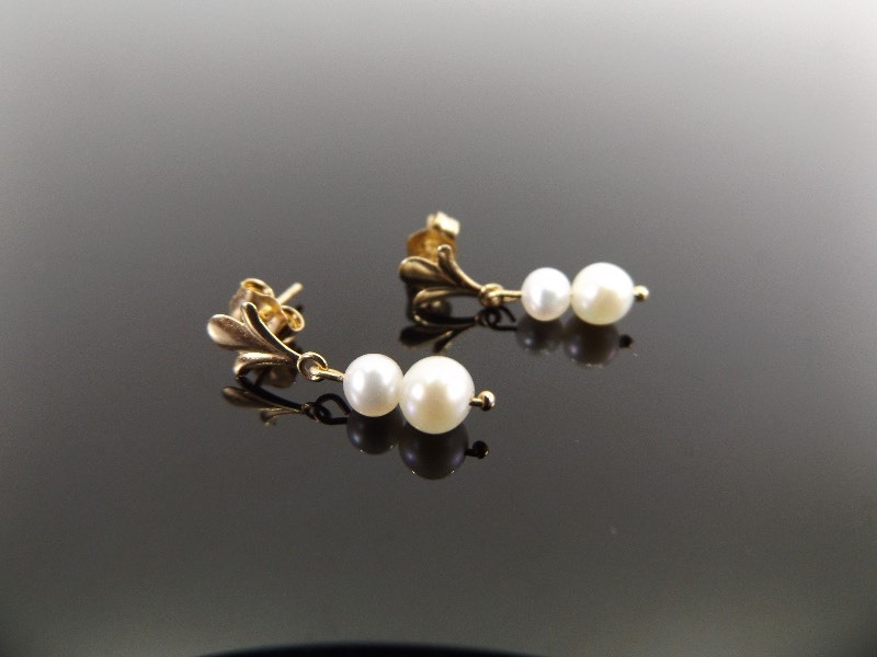 lot 30 image: 14k Yellow Gold Fluer De Lis Cultured Pearl Dangle Earrings