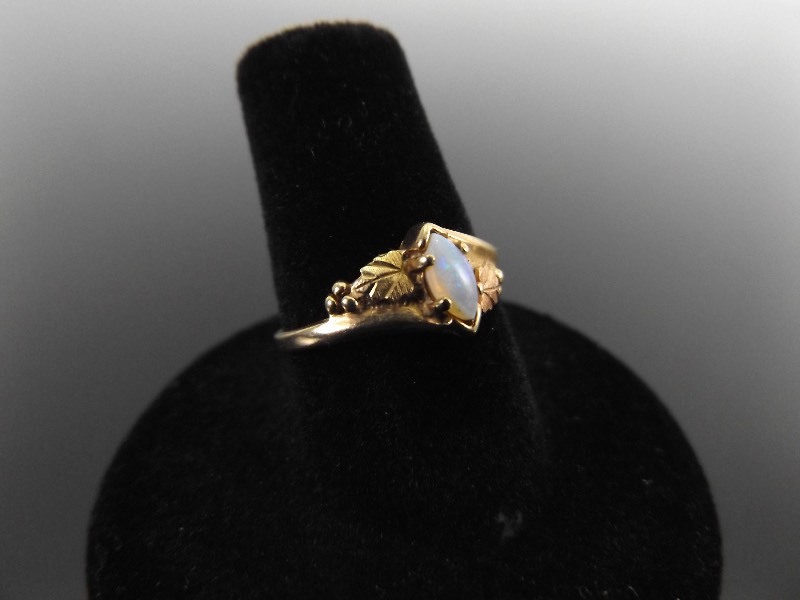 lot 36 image: 10k Yellow Gold Opal Sz 7 Ring