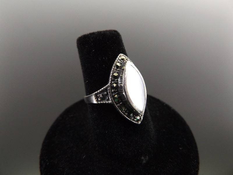 lot 39 image: .925 Sterling Silver Mother of Pearl Sz 6 Ring