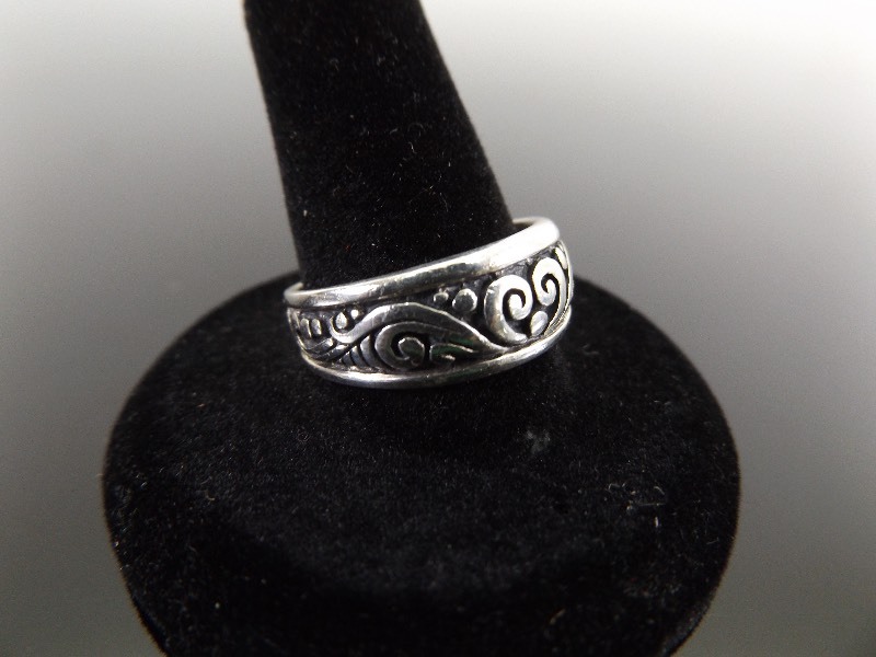lot 44 image: .925 Sterling Silver Celtic Heart Sz 9 Ring