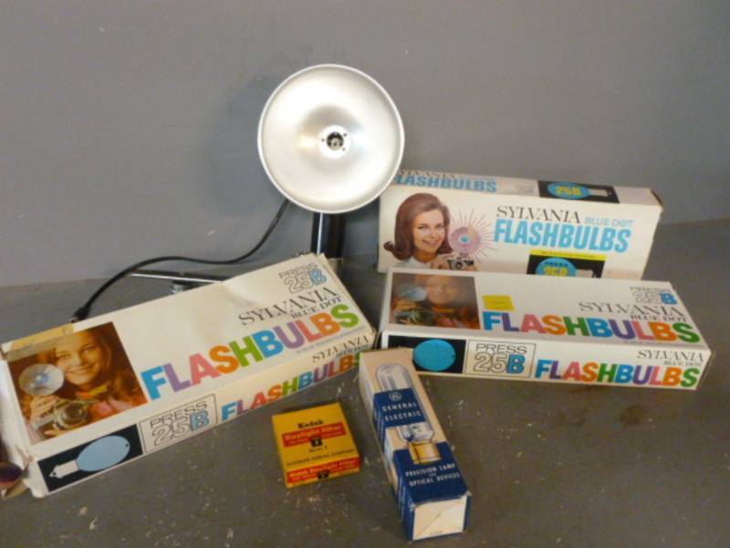 lot 14 image: Vintage Camera Items