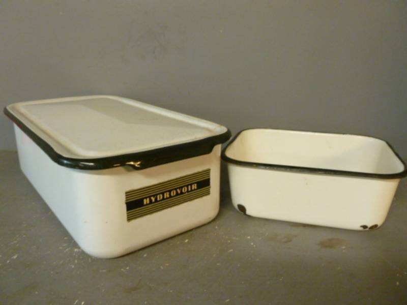 lot 18 image: Vintage Enamelware