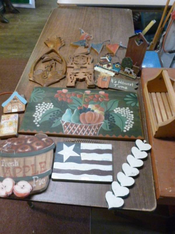 lot 246 image: Home Decorative