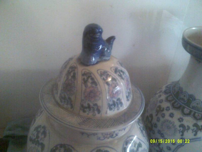 lot 5 image: 2 COLLECTIBLE VASES