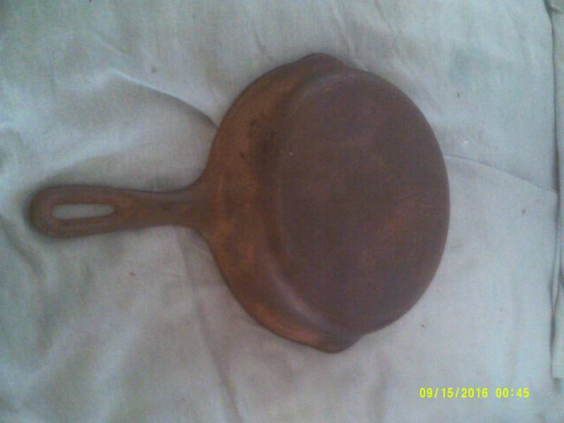 lot 11 image: VINTAGE NUMBER 6 CAST IRON PAN
