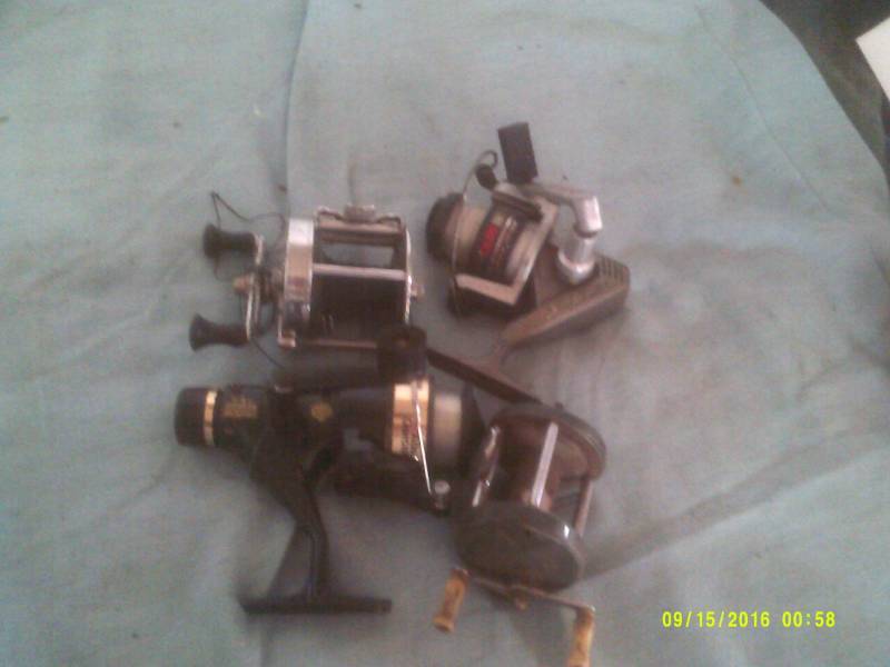 lot 13 image: 4 FISHING REELS