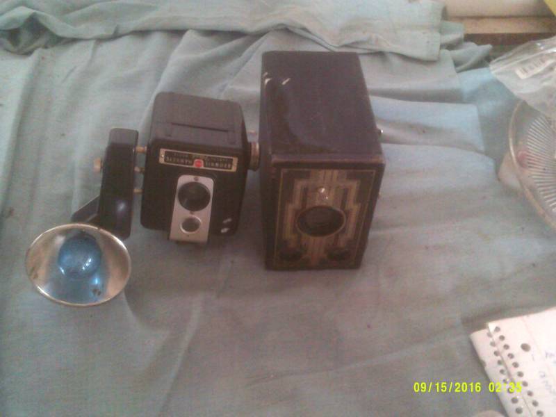 lot 21 image: 2 VINTAGE CAMERAS