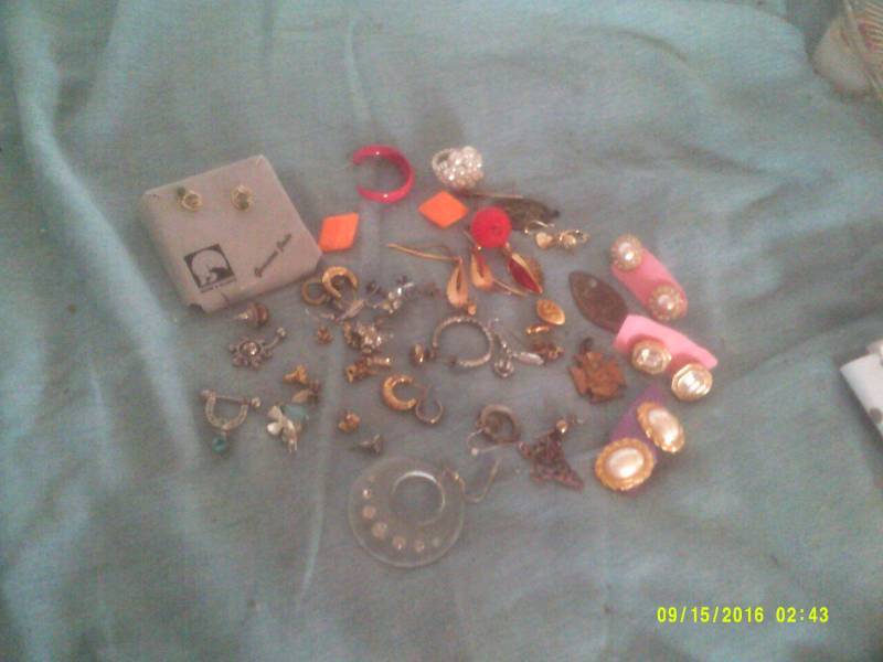 lot 22 image: EARINGS