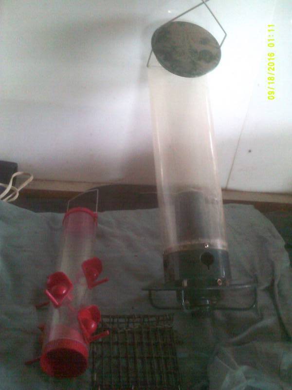 lot 34 image: 3 BIRD FEEDERS