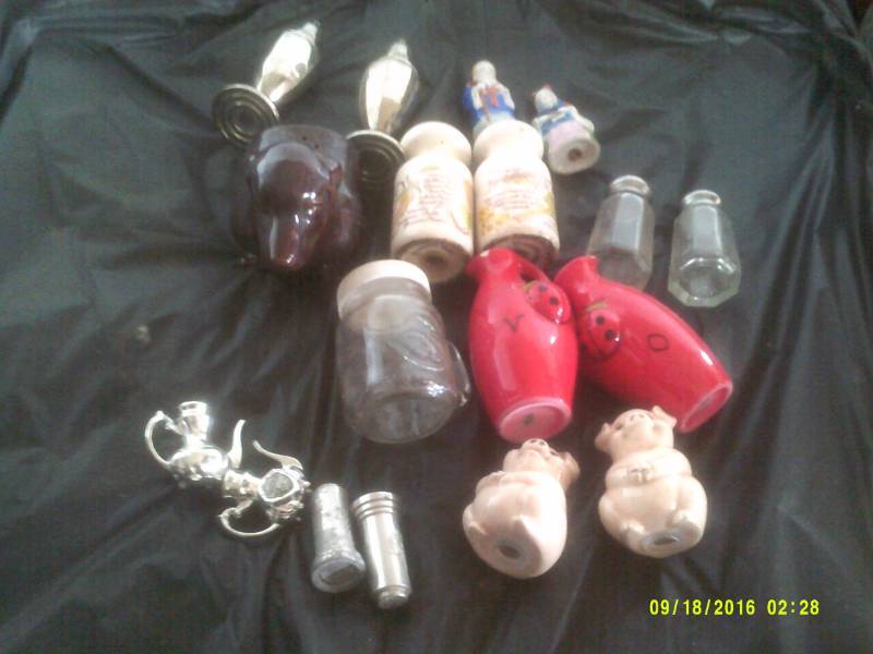 lot 40 image: VINTAGE SALT AND PEPPERS