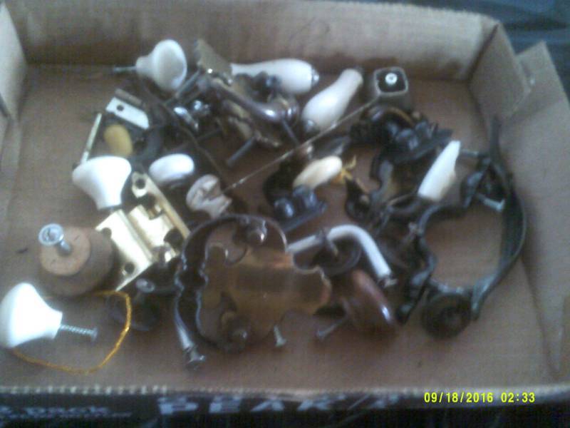 lot 42 image: VINTAGE KNOBS AND HANDLES