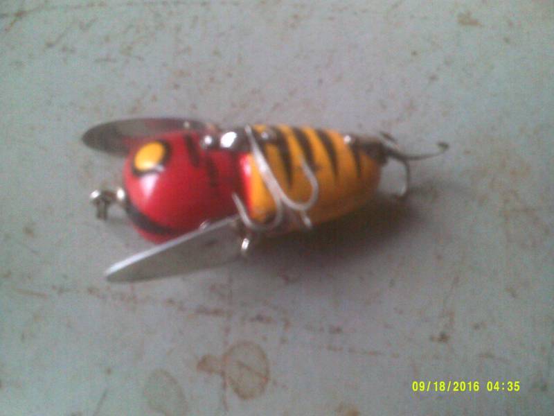 lot 52 image: VINTAGE BUMBLE BEE LURE