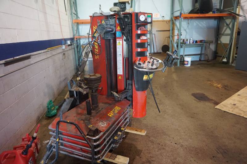 lot 1 image: Corghi Artiglio Master Commercial High Performance Tire Changing Machine
