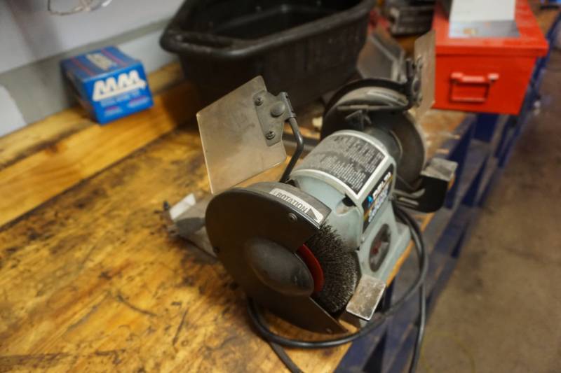 lot 15 image: Delta 6 Dual Wheel Bench Grinder