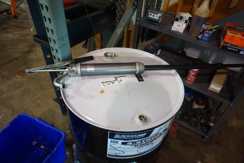 lot 48 image: 55 Gallon Barrel of Valvoline 5W-30 Motor Oil With Pump