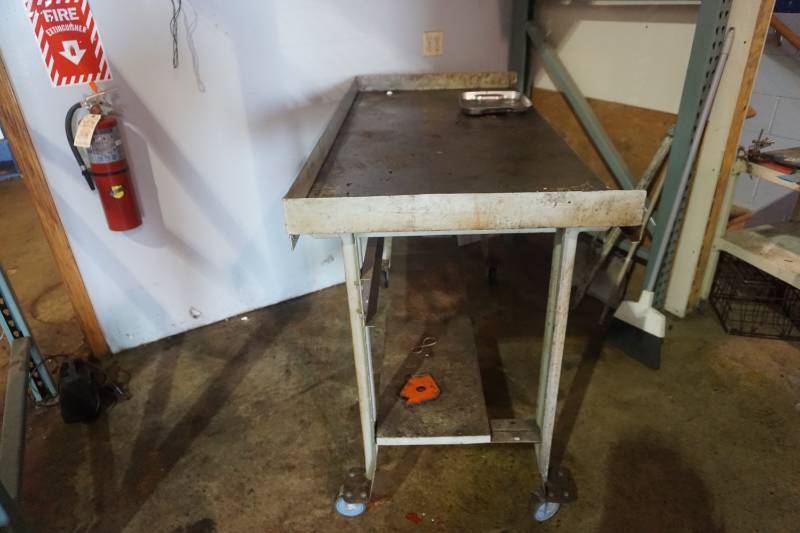 lot 114 image: Heavy Duty Wheeled Shop StandShelf