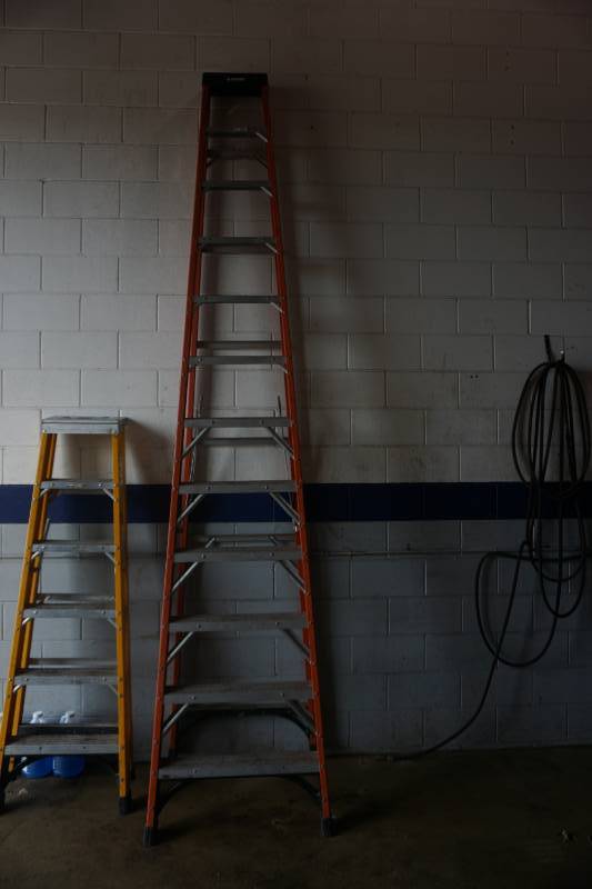 lot 16 image: Husky Model 01-41200-00 12 Fiberglass Step Ladder