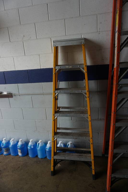 lot 17 image: Husky Model 01-460004-00 6 Fiberglass Step Ladder