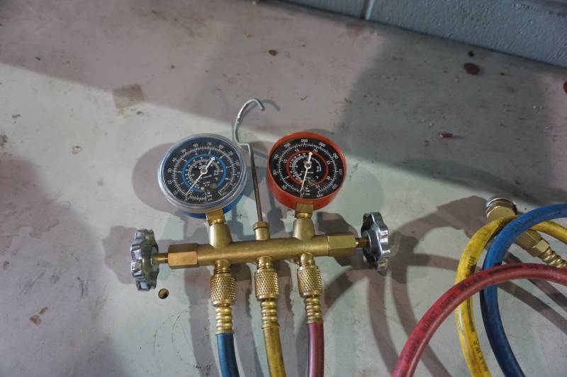 lot 18 image: 134A Air Conditioning Freon Installation Hoses, Couplers and Gauges