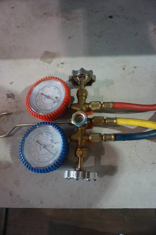 lot 19 image: R-12 Air Conditioning Freon Installation Hoses, Couplers and Gauges