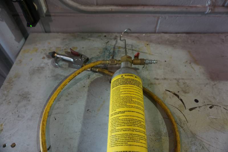 lot 20 image: Air Conditioning Freon Flushing Canister With Hoses and Couplers