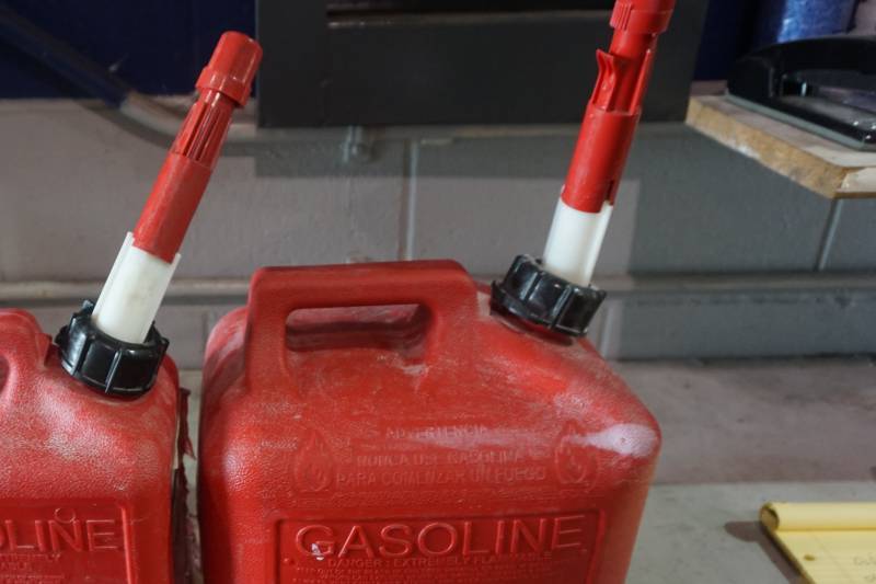 lot 41 image: 1 Gallon and 2 Gallon Plastic Gas Cans