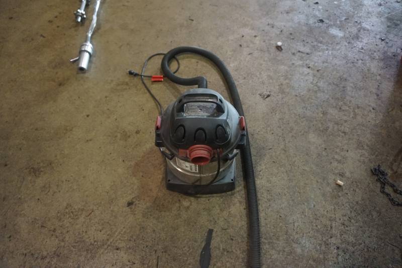 lot 39 image: Shop Vac 4.5 hp 5 Gallon WetDry Vac