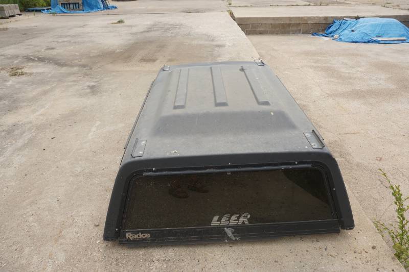lot 24 image: Leer Brand 6 Pickup Truck Bed Topper