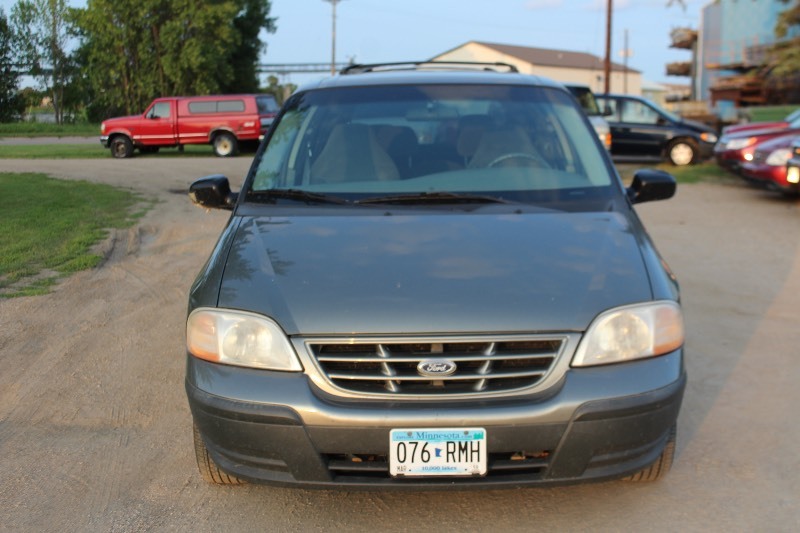 lot 2785 image: 1999 Ford Windstar Vans LX