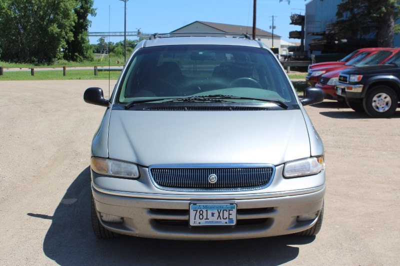lot 2786 image: 1996 Chrysler Town & Country