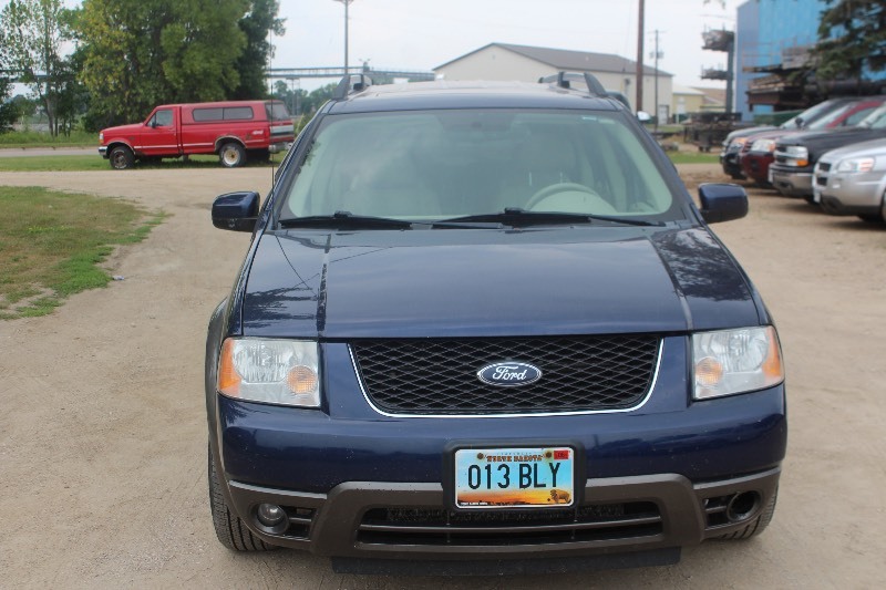 lot 2797 image: 2007 Ford Freestyle SEL - 3rd Row Seating -