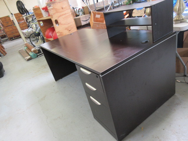 LARGE LAMINATE SINGLE PEDESTAL DESK