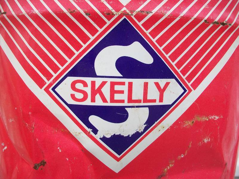 lot 2 image: Skelly Oil Can