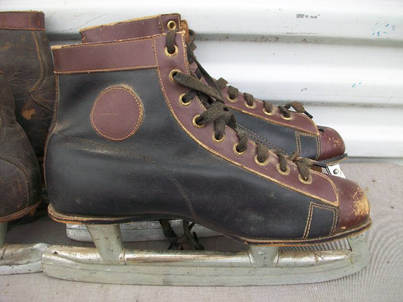 lot 17 image: Vintage Ice Skates