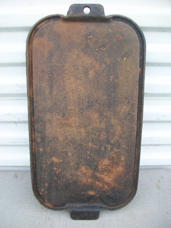 lot 26 image: Cast Iron Cornbread Pan & Griddle
