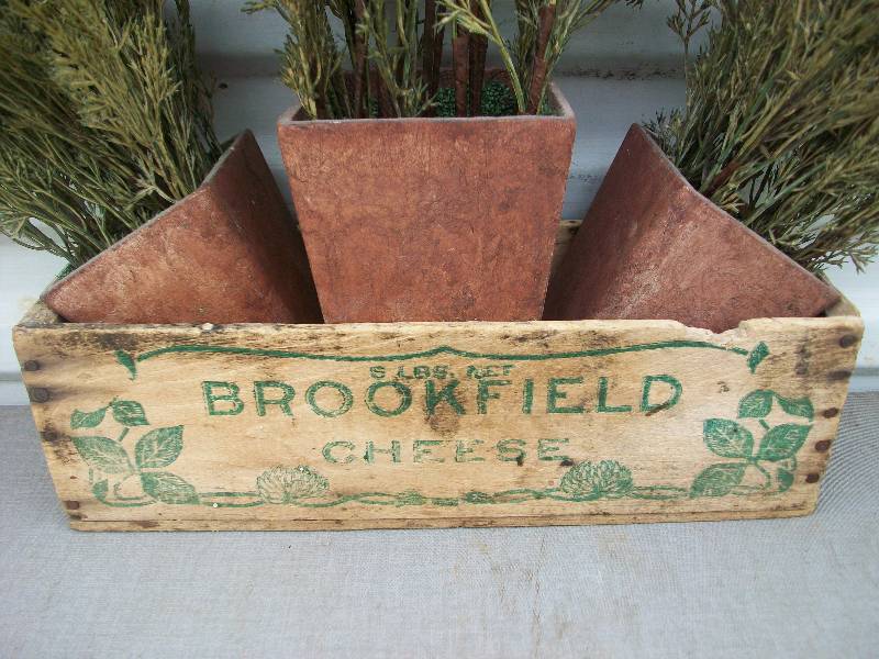 lot 37 image: Cheese Box & Pie Plates