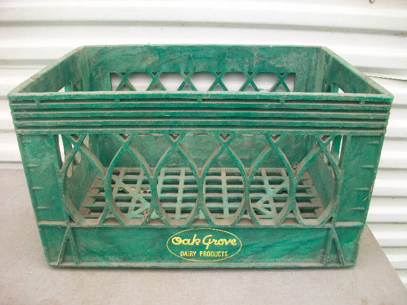 lot 40 image: Oak Groove Dairy Crate & Calf Feeder