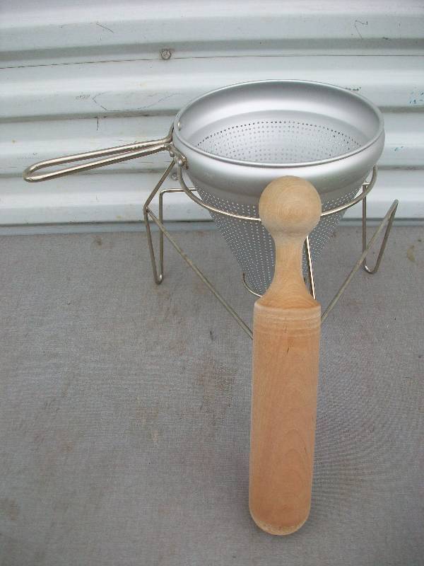 lot 50 image: Colander & Stainless Ware