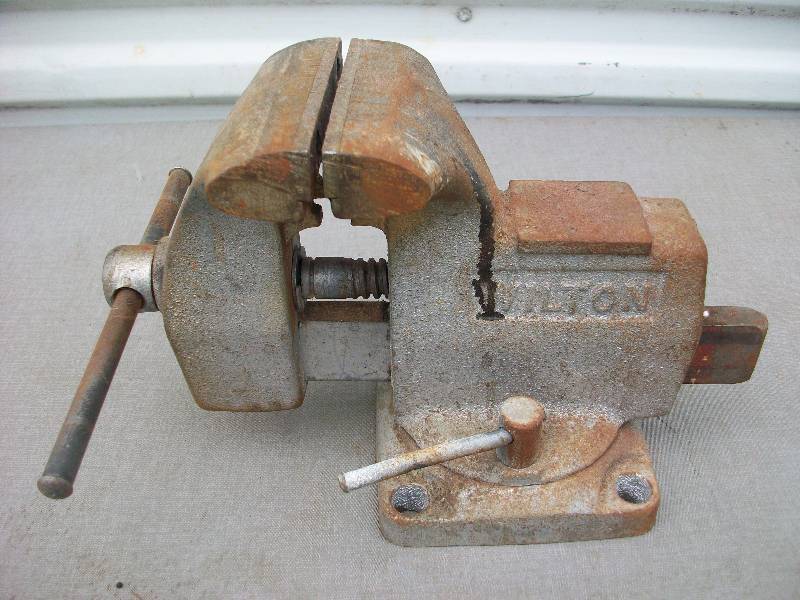 lot 83 image: Bench Vises