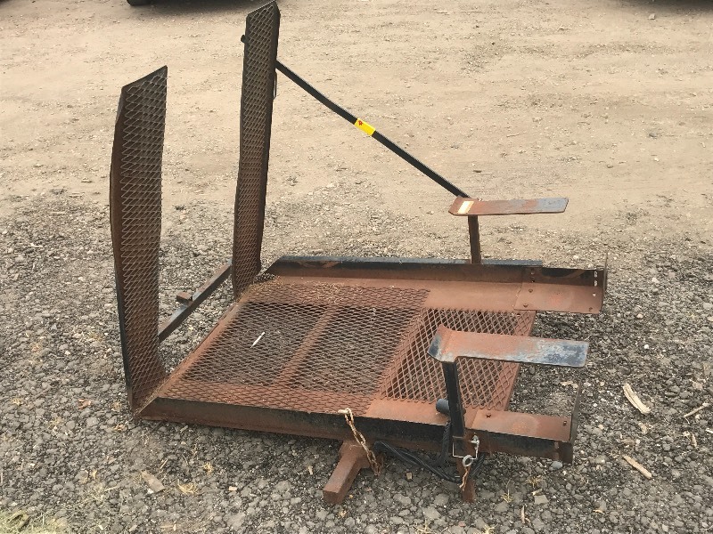 lot 8 image: Receiver-Mount Equipment Carrier