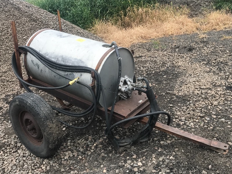 lot 10 image: Pin-Hitch Tank Trailer