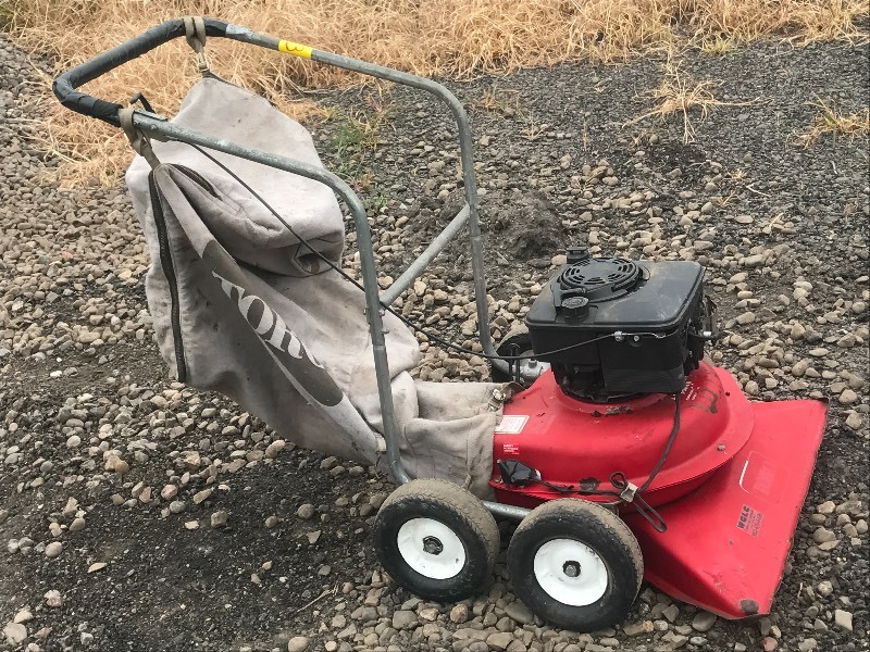 lot 13 image: Toro Leaf Vac