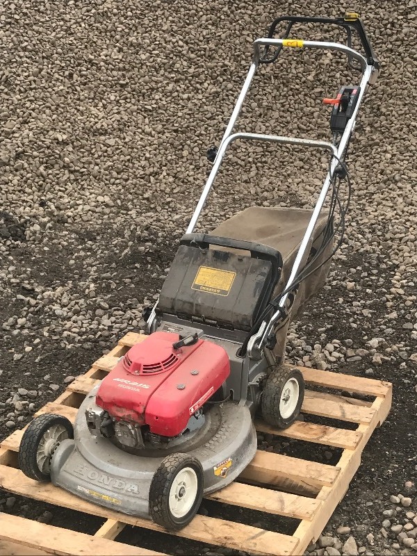 lot 31 image: Honda 21 Lawn Mower